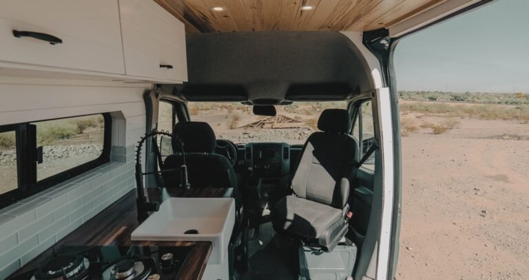 camper con asientos giratorios