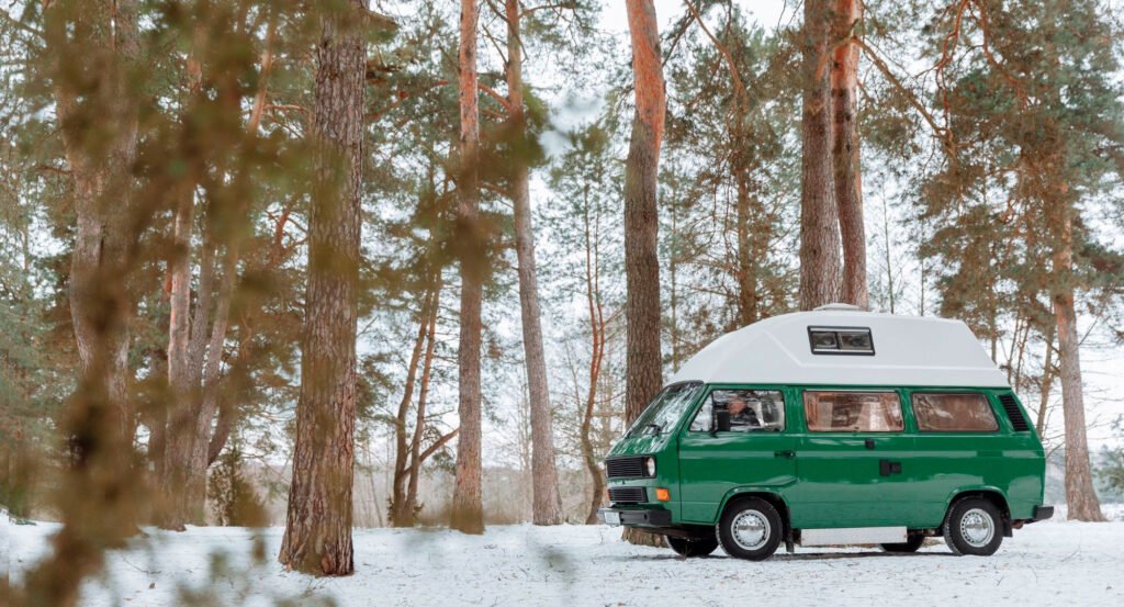 furgoneta camper en la nieve