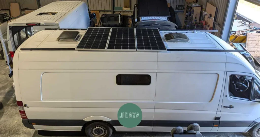 Panel solar en furgoneta camper para energía renovable.