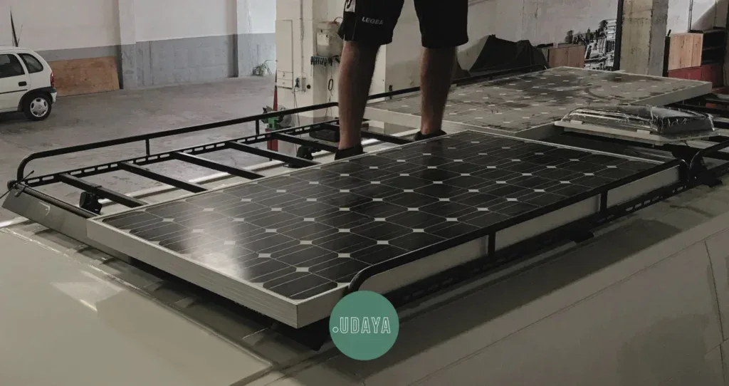 Imagen de una placa solar instalada en la estructura de un vehículo camper, mostrando el proceso de homologación y montaje de paneles solares para autocaravanas.