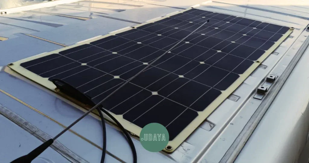 Panel solar en techo de camper con conexiones eléctricas visibles, ideal para energías renovables en vehículos recreativos.