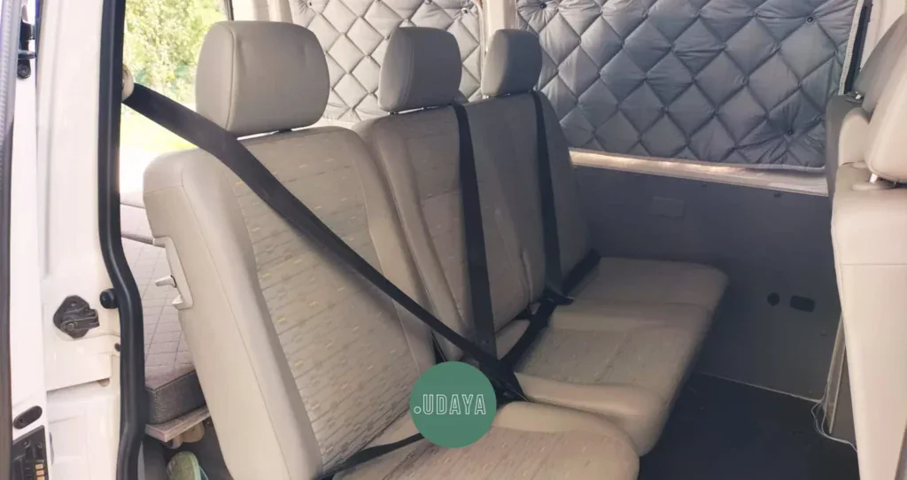 Asiento de furgoneta con cinturones de seguridad para pasajeros adicionales.