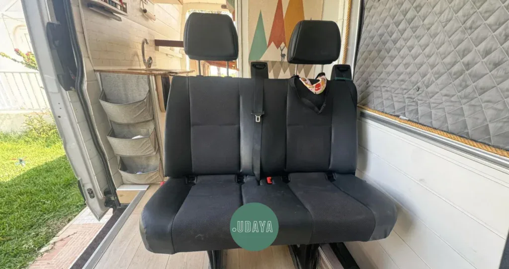 furgoneta camper con aumento de plazas mediante la instalación de asientos traseros