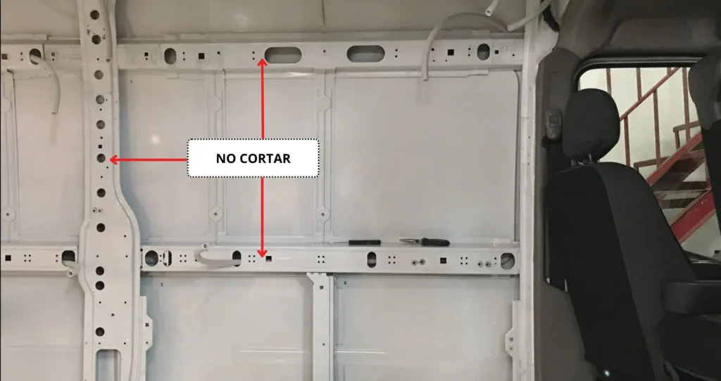 indicación de qué nervios no se pueden cortar para instalar una ventana en una furgoneta