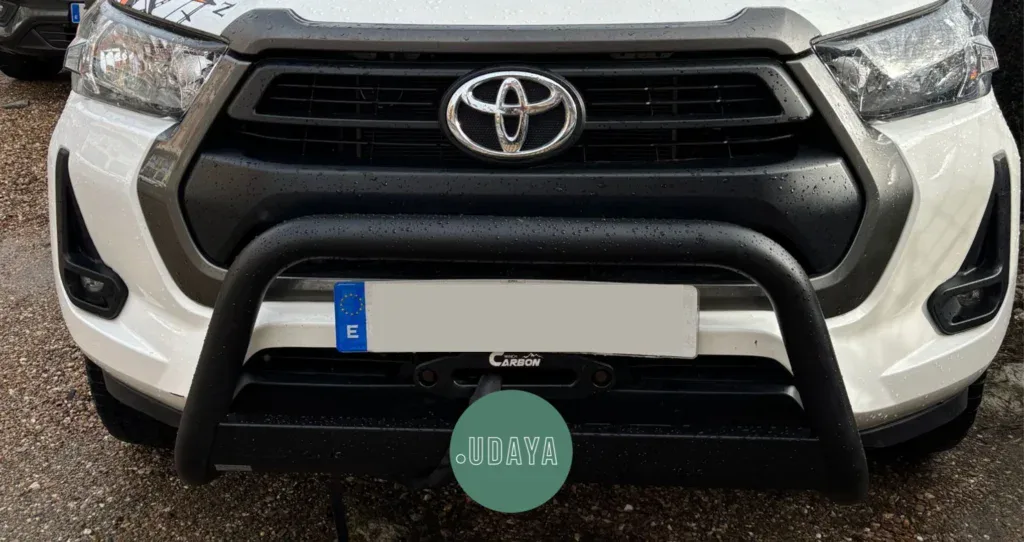 Protector de paragolpes delantero en coche Toyota, diseñado para homologación y protección en vehículos 4x4 y turismos.