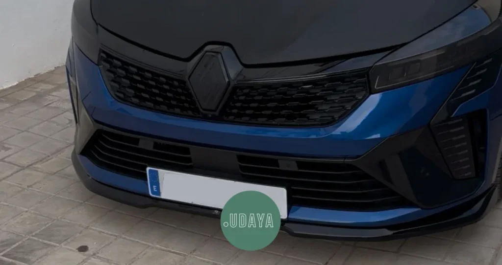 Imagen de la rejilla delantera de un coche azul, mostrando detalles del paragolpes y la estructura para la homologación del vehículo.