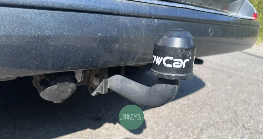 Bola de remolque en la parte trasera de un coche, preparada para la homologación y legalización según la normativa vigente.