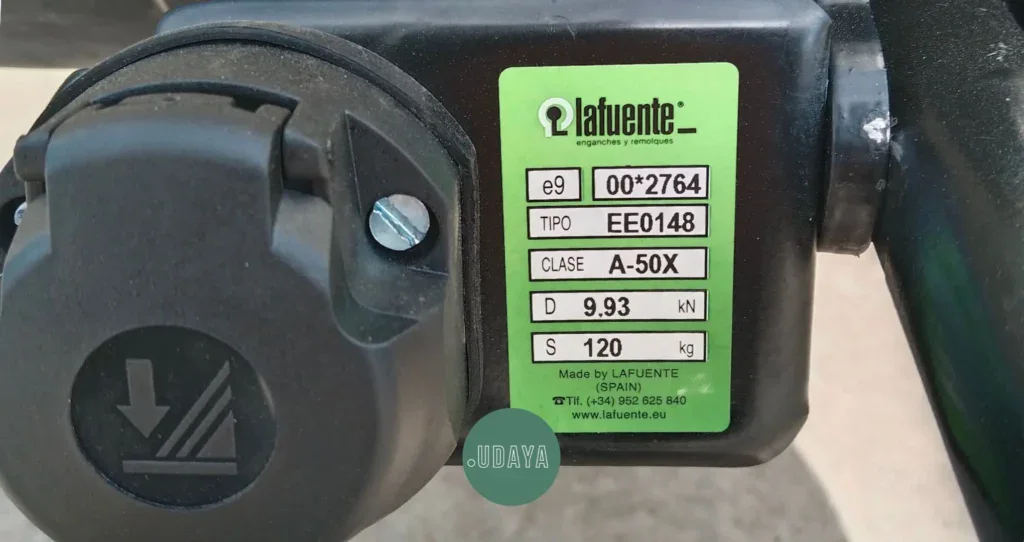 Conector de bola de remolque homologada con etiqueta de certificación de la marca Lafuente, indicando capacidad de carga y clase de homologación.