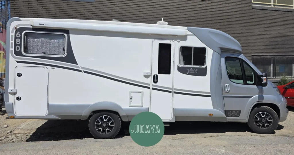 lateral de una autocaravana con un toldo instalado