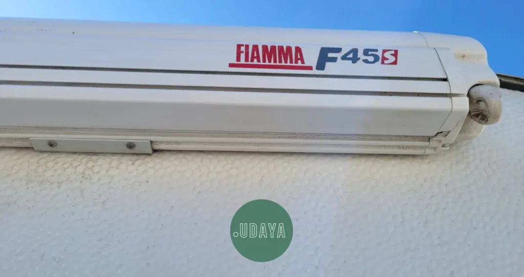 foto de detalle de los anclajes de un toldo fiamma F45s instalado en una furgoneta