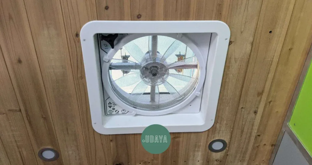 Claraboya instalada en techo de furgoneta camper para ventilación y luz natural, ideal para homologación y conversiones de motorhome.