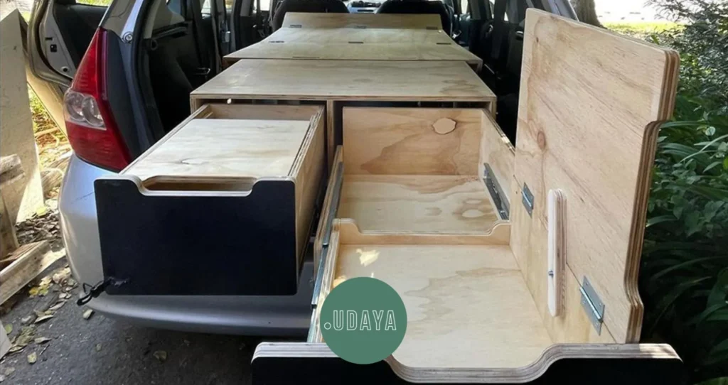 Muebles de madera para la conversión de furgoneta en camper, ideales para instalaciones y modificaciones personalizadas.