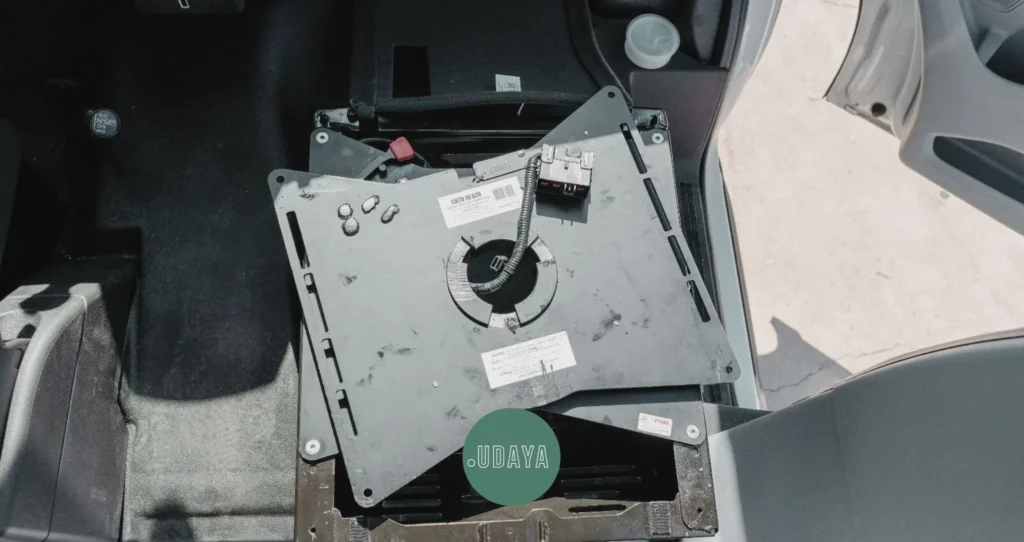 montaje de la base giratoria del asiento del copiloto en una furgoneta Fiat Ducato