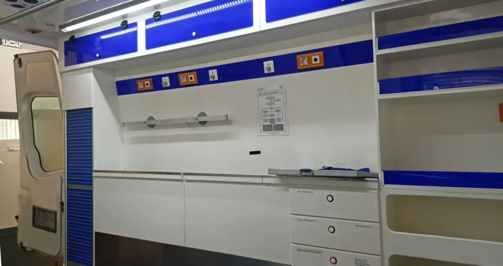 interior de una ambulancia homologada como furgon vivienda