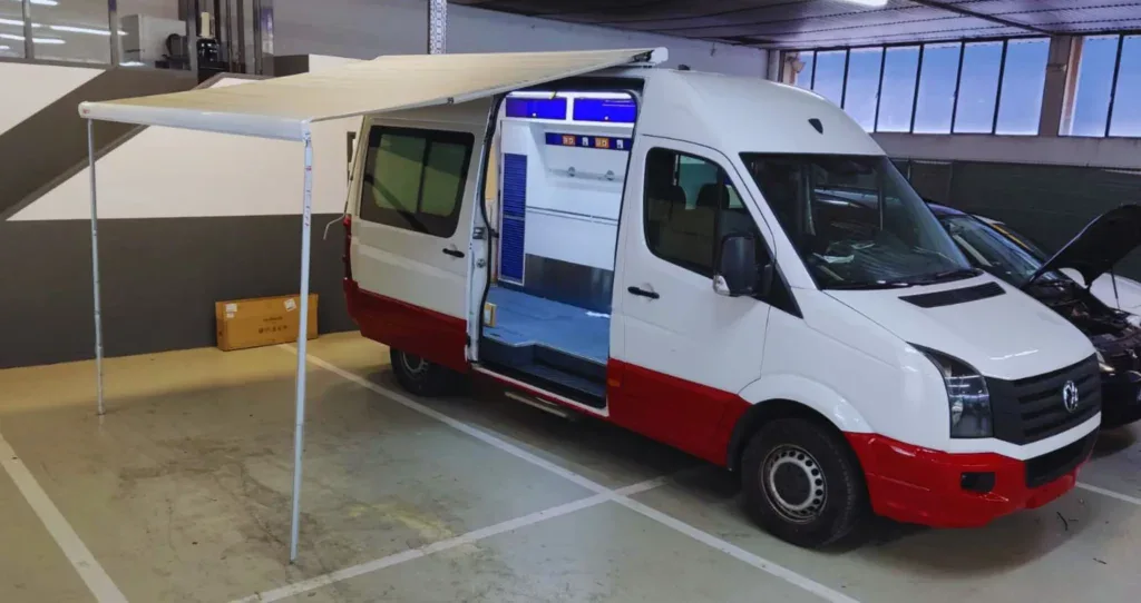 Camión de camperización VW Transporter en taller, equipado para convertir en vehículo de turismo y camper con homologación.