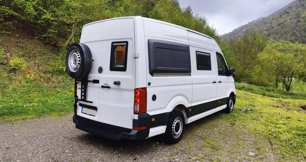 Volkswagen Crafter convertido en camper van, listo para viajes y aventuras en entornos naturales y montañosos. Diseño funcional y homologado para disfrutrar de la movilidad y comodidad.