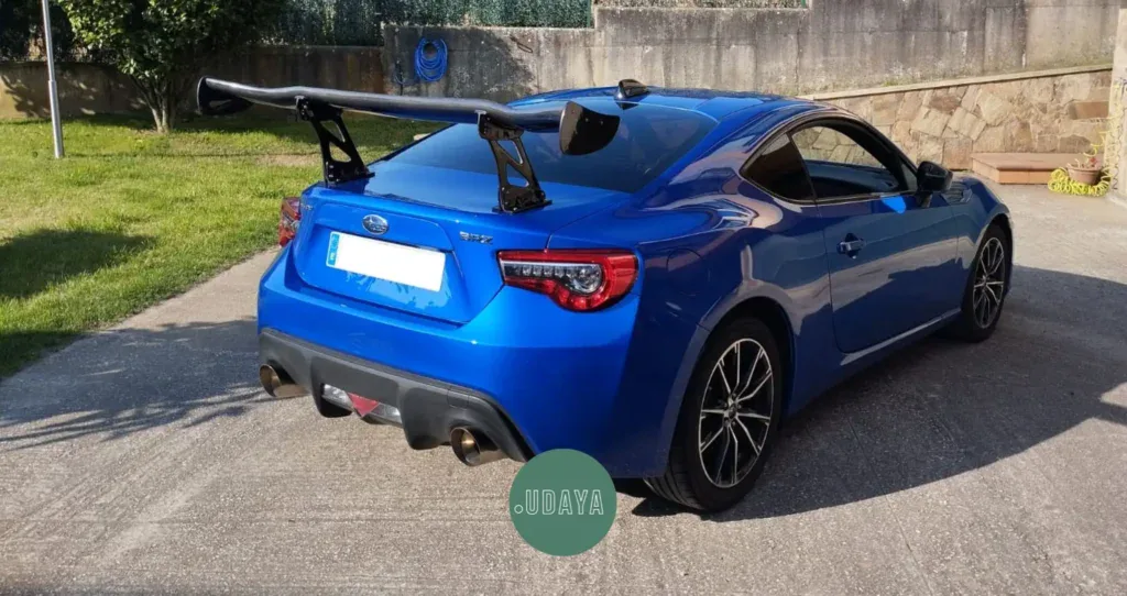 Alerón trasero deportivo en coche azul, ideal para mejorar la aerodinámica y estética del vehículo. Perfecto para homologar y pasar la ITV según normativa 2026.