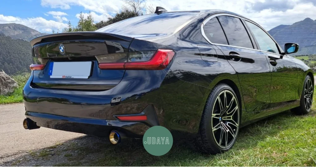 parte trasera de un bmw 318d con aleron trasero tipo labio