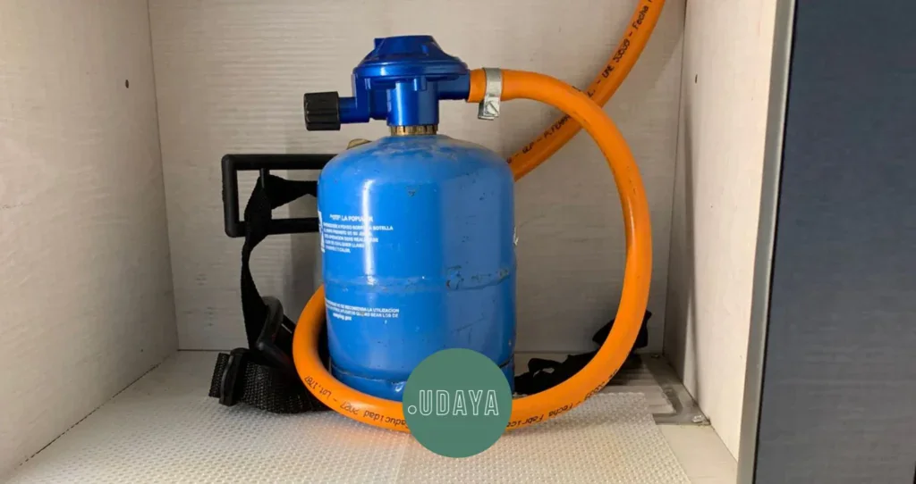 Sistema de gas en camper con cilindro y tuberías homologadas para seguridad y cumplimiento normativo.