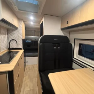 interior de una furgoneta camper camperizada por el taller Campernet de terrassa y homologada por Udaya