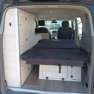 interior de una nissan nv 200 camperizada por el taller Ric Campervan