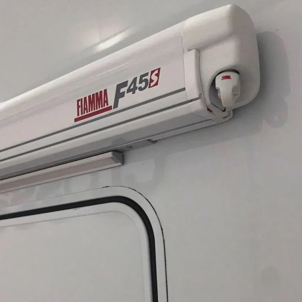 Calefactor Fiamma F45S para sistemas de aire acondicionado en vehículos recreativos y furgonetas camper. Ideal para mantener la temperatura confortable en espacios reducidos.