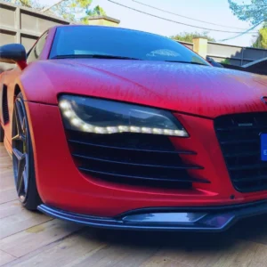 Audi R8 rojo con faros LED y diseño aerodinámico, ideal para conversiones de motorhome y homologación de vehículos.