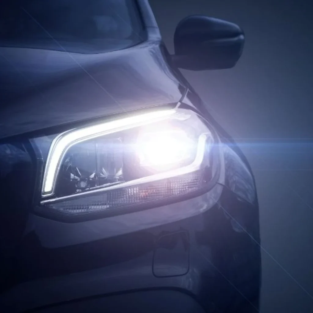 Faros delanteros de coche moderno con tecnología LED, ideal para homologación de vehículos y conversiones a camper van.