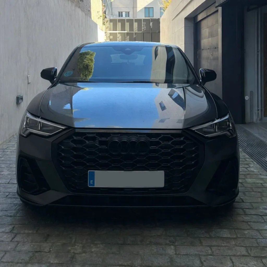Coche Audi A3 negro en calle estrecha, ideal para conversiones a camper y homologación de vehículos.