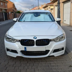 BMW Serie 3 blanco en calle residencial, preparado para conversiones de furgonetas camper y homologación de vehículos.