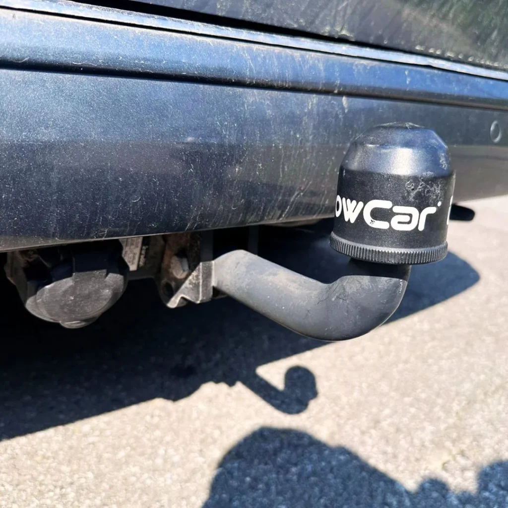 detalle de un enganche para remolque instalado en un coche