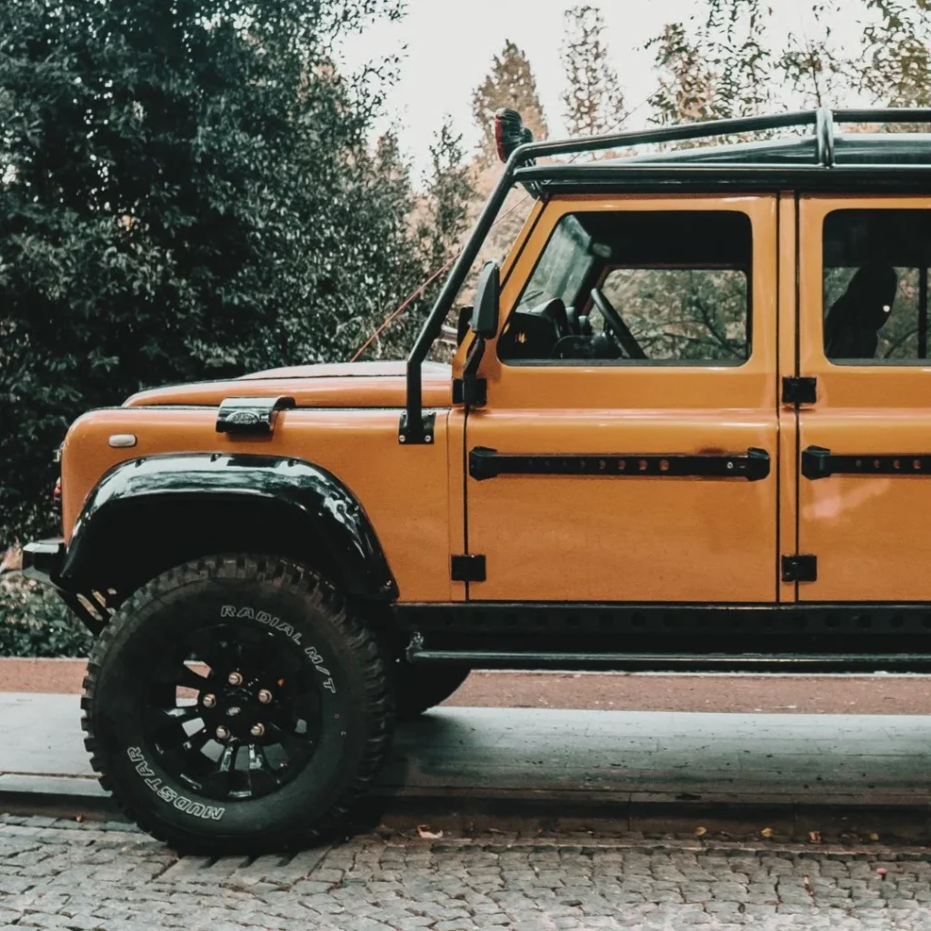 defender naranja con jaula antivuelco exterior