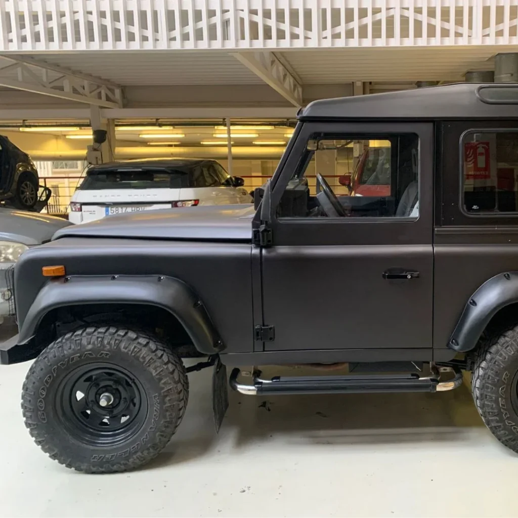 lateral de land rover santana con aletines sobre las ruedas