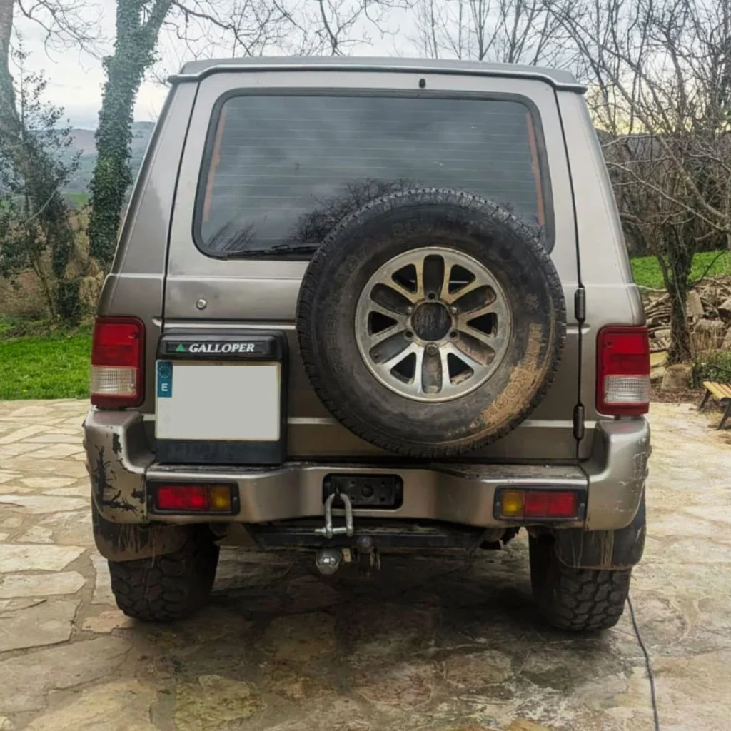 parte trasera de un todoterreno con bola de remolque instalada