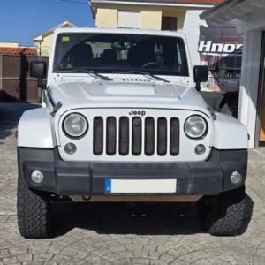foto frontal de jeep wrangler blanco