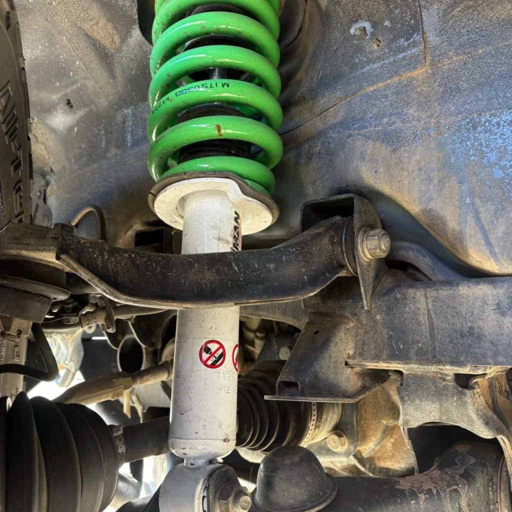 detalle de los muelles modificados en un jeep wrangler