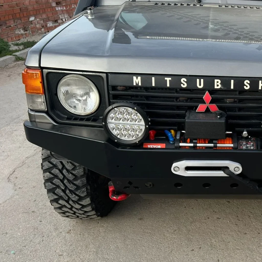 detalle de los focos delanteros instalados en el frontal de un mitsubishi pajero