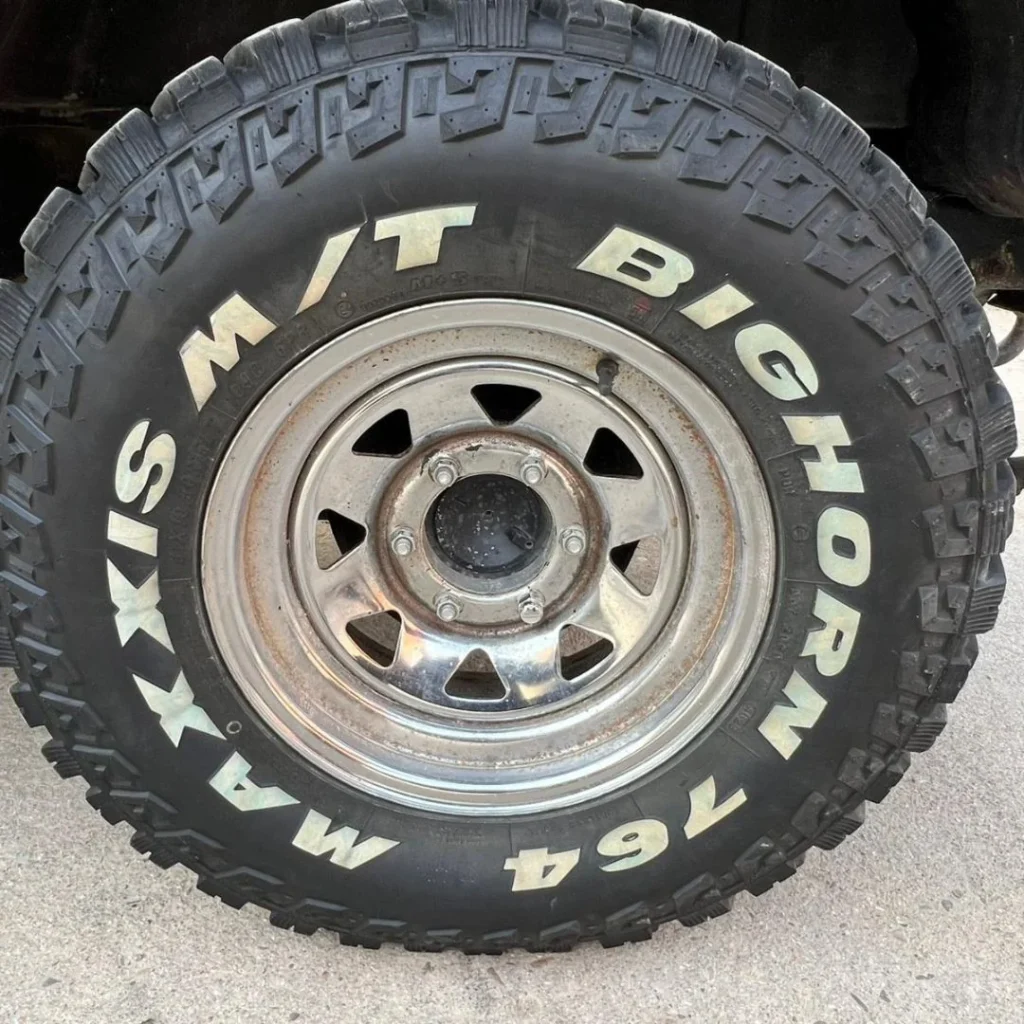 detalle de las ruedas m+s en un mistubishi pajero