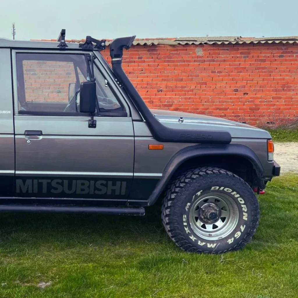 mitsubishi pajero con snorkel instalado en el lateral derecho