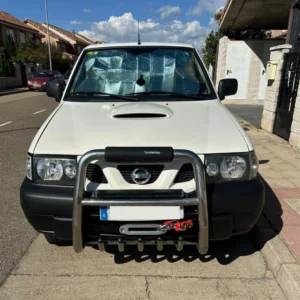 frontal de nissan terrano blanco con defensa delantera