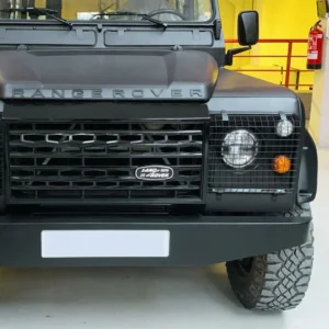 foto frontal de detalle de un land rover santana negro modificado