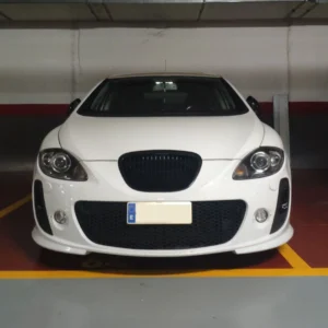 Coche blanco en parking con homologación para camper van y conversiones de motorhome, inspección ITV y modificaciones personalizadas.