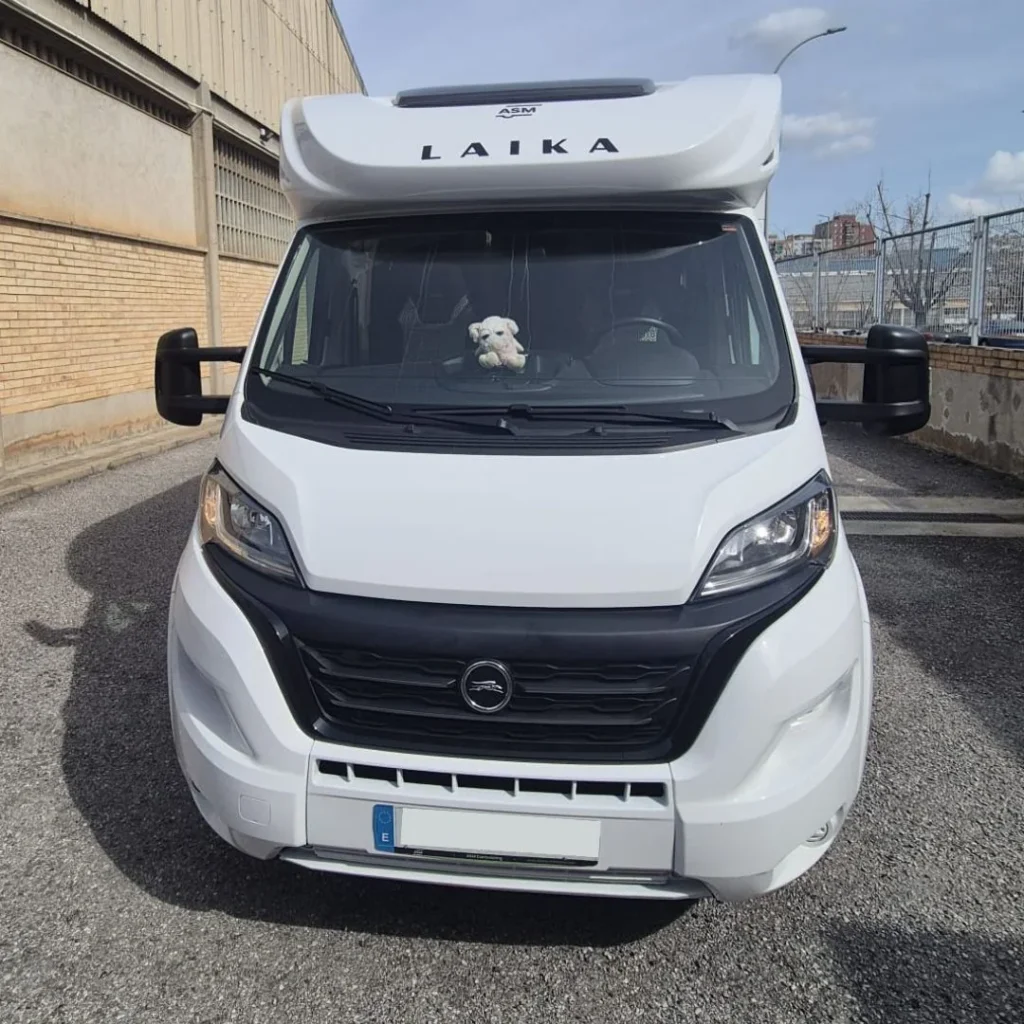 foto frontal de una autocaravana laika