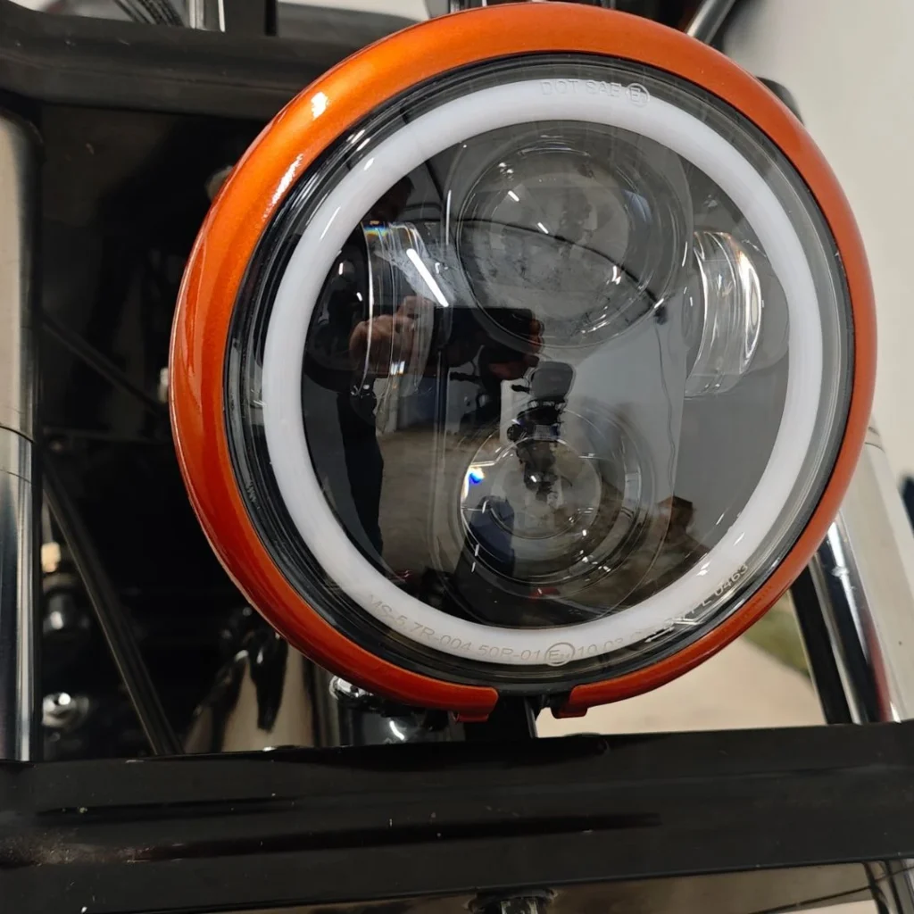 faro delantero modificado en una moto