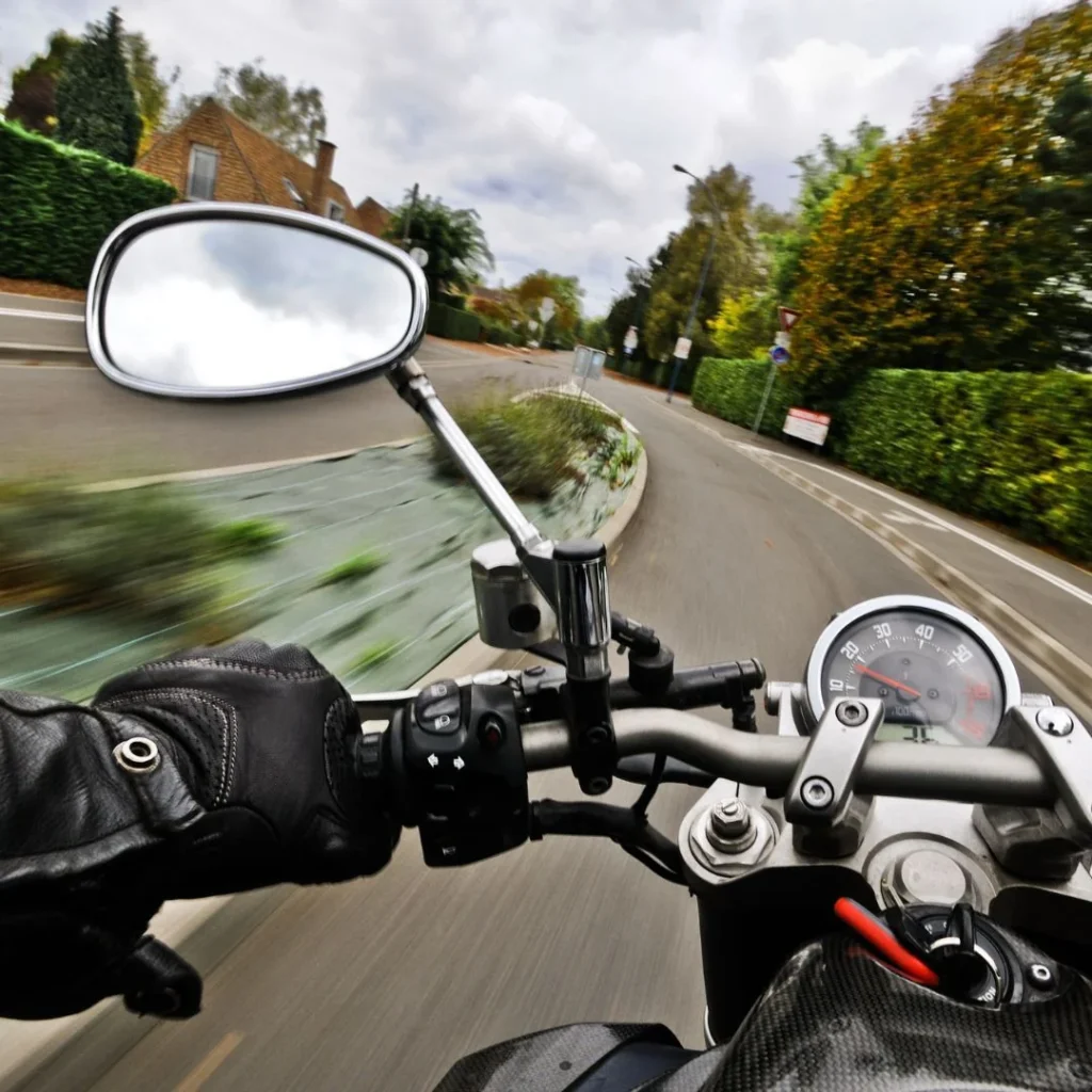 imagen del retrovisor izquierdo de una moto circulando