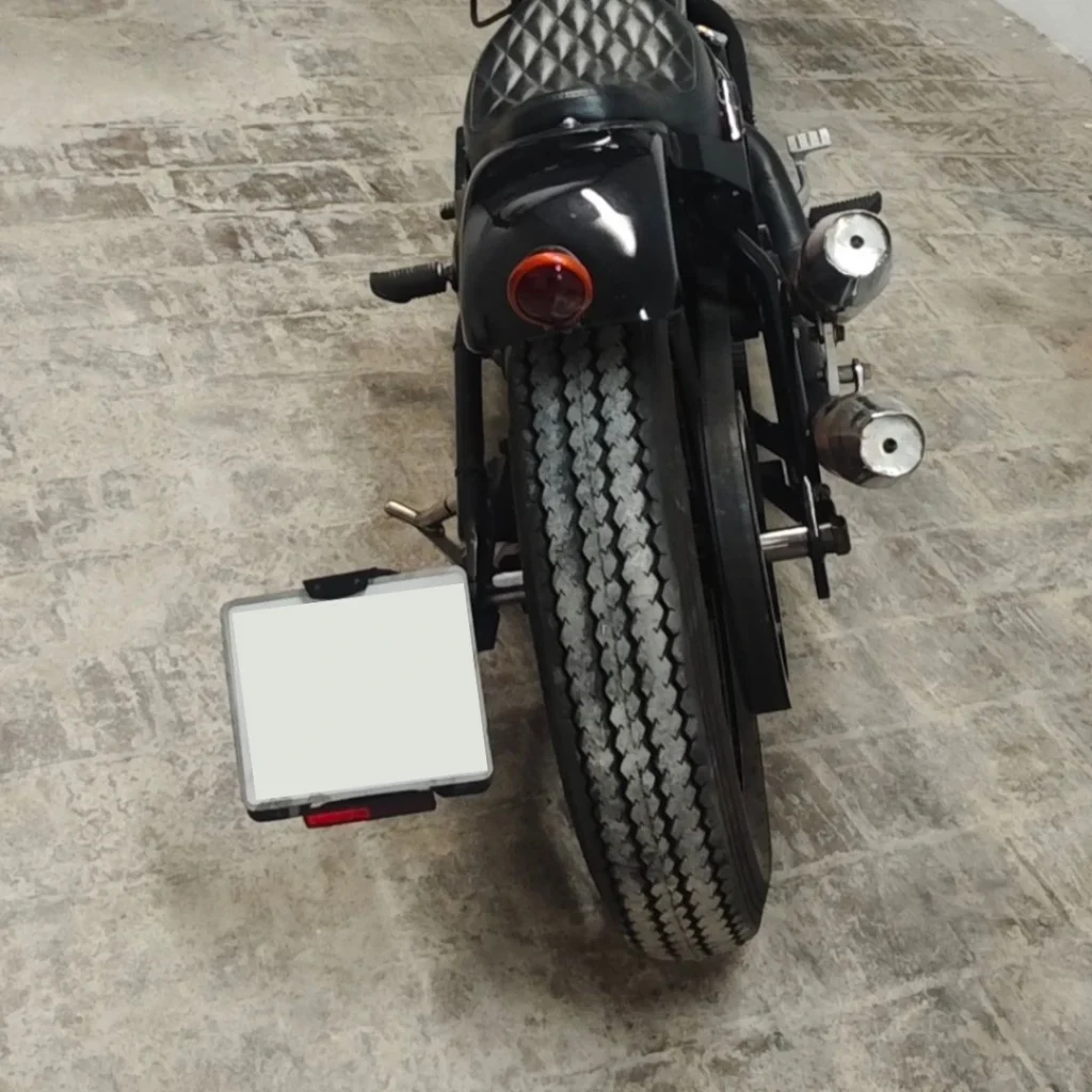 portamatriculas lateral modificado en una moto