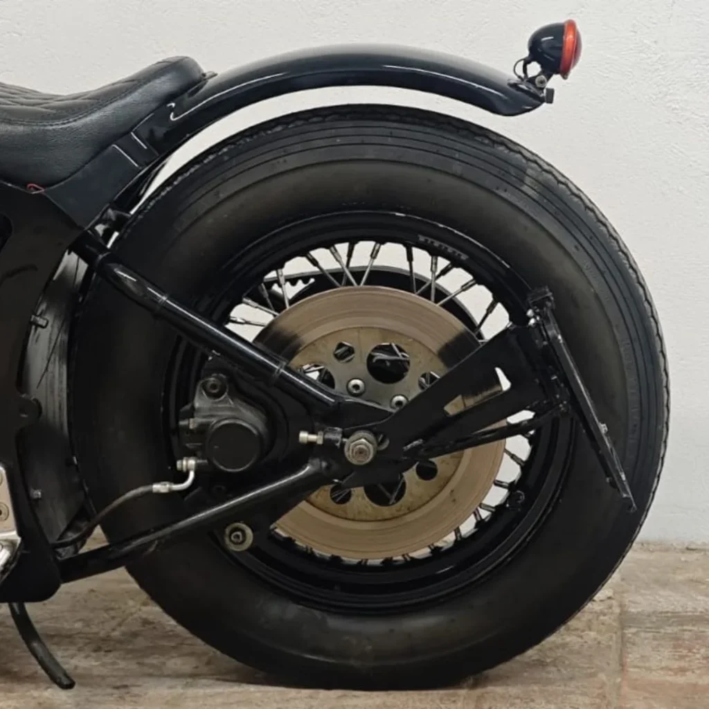 rueda trasera de una moto