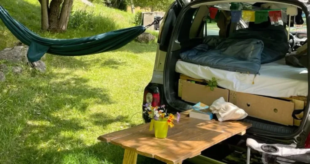 furgoneta camper con mesa fuera