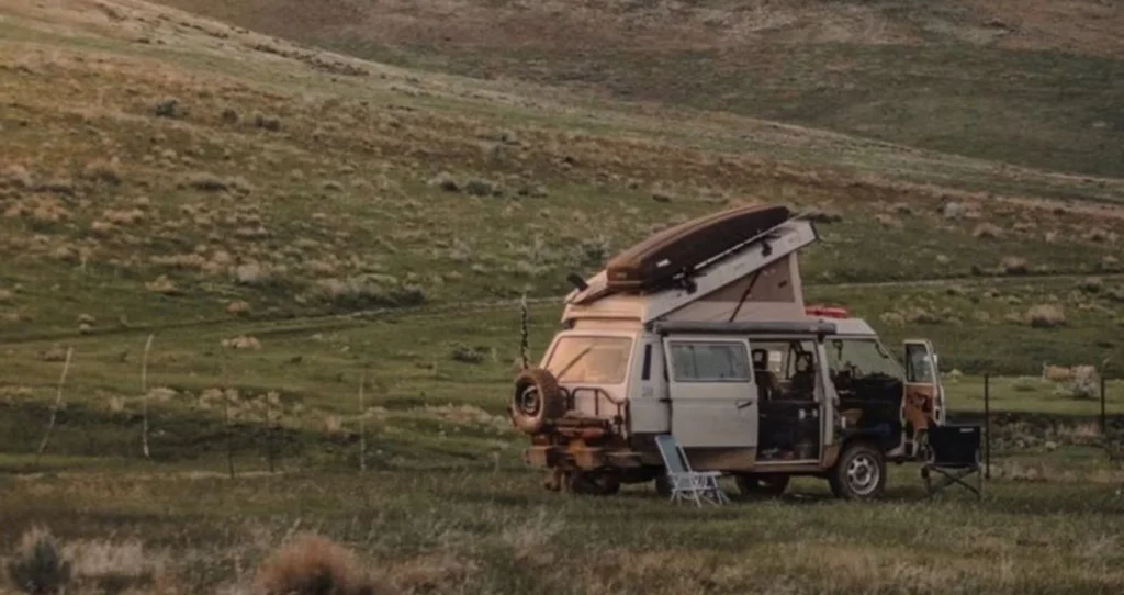 furgoneta acampada en la naturaleza