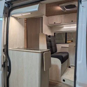 interior de furgoneta camper fiat ducato camperizada por el taller La troka y homologada por Udaya homologaciones